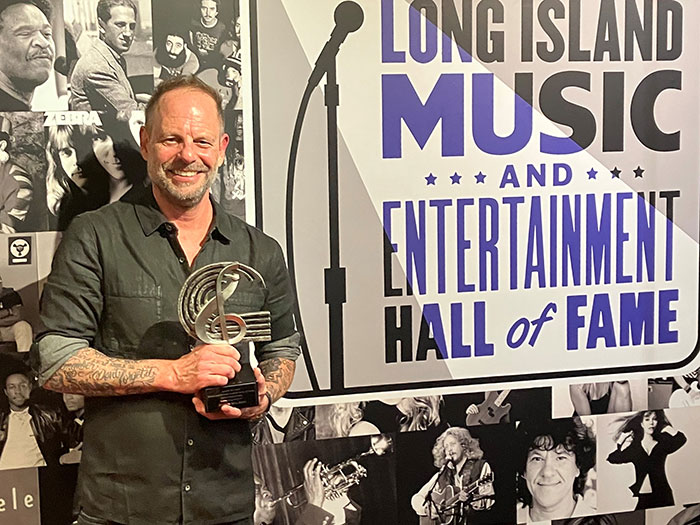 Gin Blossoms’ Robin Wilson Inducted to Long Island Music and Entertainment Hall of Fame